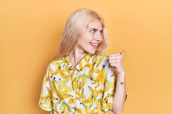 Bella Donna Caucasica Con Capelli Biondi Indossa Camicia Colorata Sorridente — Foto Stock