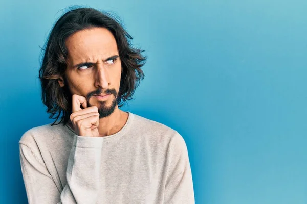 Young Hispanic Man Wearing Casual Clothes Thinking Concentrated Doubt Finger — Stock Photo, Image