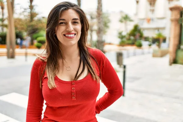 Μια Νεαρή Ισπανίδα Χαμογελαστή Ευτυχισμένη Στέκεται Στην Πόλη — Φωτογραφία Αρχείου