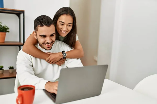 Giovane Coppia Latina Con Computer Portatile Bere Caffè Casa — Foto Stock