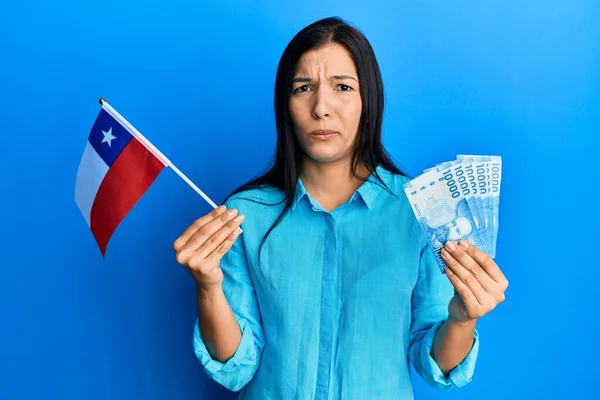 Mujer Latina Joven Con Bandera Chile Billetes Chilenos Escépticos Nerviosos —  Fotos de Stock