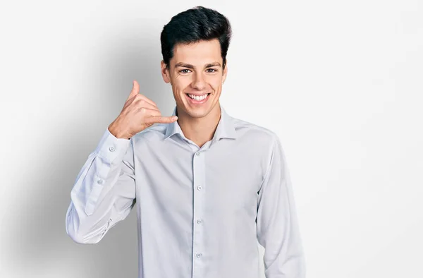 Joven Hombre Negocios Hispano Vistiendo Ropa Negocios Sonriendo Haciendo Gesto — Foto de Stock