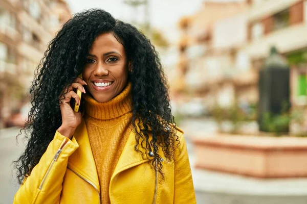 Mujer Afroamericana Mediana Edad Sonriendo Feliz Hablando Teléfono Inteligente Ciudad — Foto de Stock