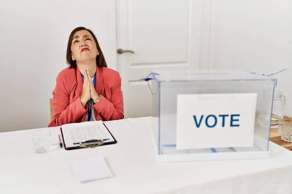 Gyönyörű Középkorú Spanyol Politikai Választásokon Aki Szavazólapon Ülve Könyörög Imádkozik — Stock Fotó