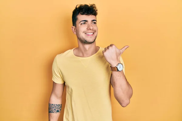Gündelik Tişörtler Giyen Genç Spanyol Adam Baş Parmağını Yana Kaldırıyor — Stok fotoğraf