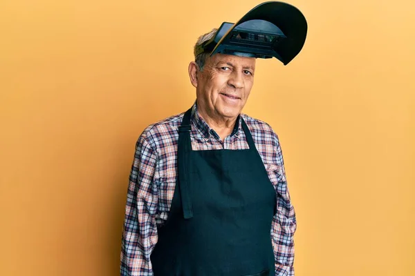 Hombre Mayor Guapo Con Pelo Gris Usando Máscara Protección Soldadura —  Fotos de Stock