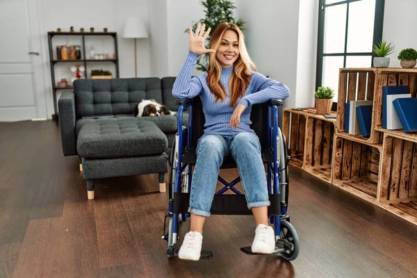 Mladá Krásná Žena Sedí Invalidním Vozíku Doma Ukazuje Ukazuje Prsty — Stock fotografie