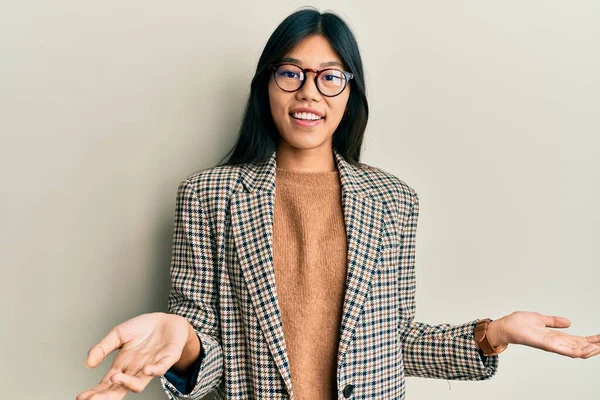 Νεαρή Κινέζα Γυναίκα Φορώντας Επιχειρηματικό Στυλ Και Γυαλιά Χαμογελώντας Χαρούμενα — Φωτογραφία Αρχείου
