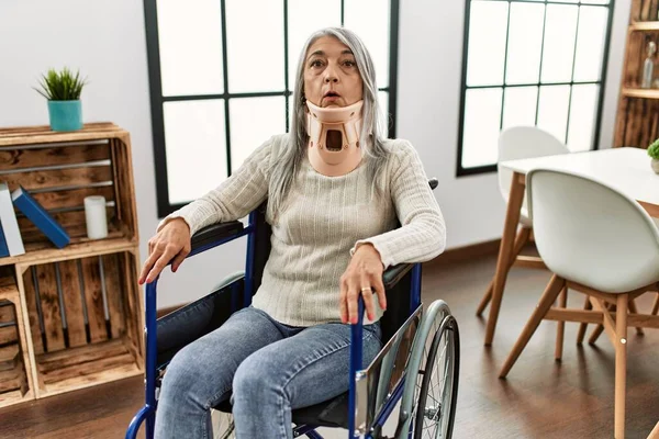 Grauhaarige Frau Mittleren Alters Sitzt Rollstuhl Mit Kragen Hause Verängstigt — Stockfoto