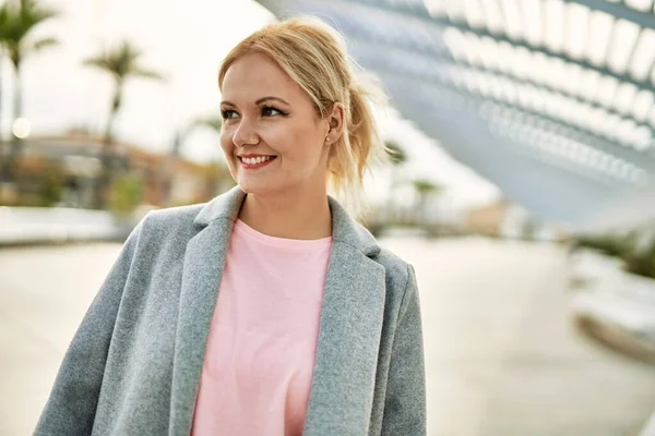 Joven Mujer Negocios Rubia Sonriendo Feliz Pie Ciudad —  Fotos de Stock