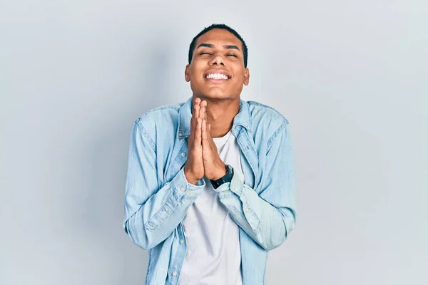 Jovem Afro Americano Vestindo Roupas Casuais Implorando Orando Com Mãos — Fotografia de Stock