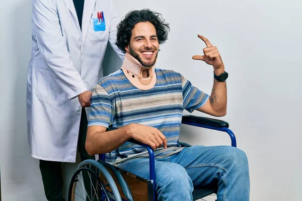 Bonito Homem Hispânico Sentado Cadeira Rodas Usando Colar Pescoço Sorrindo — Fotografia de Stock