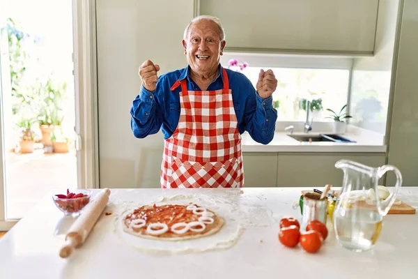 Senior Άνθρωπος Γκρίζα Μαλλιά Μαγείρεμα Πίτσα Στο Σπίτι Κουζίνα Ουρλιάζοντας — Φωτογραφία Αρχείου