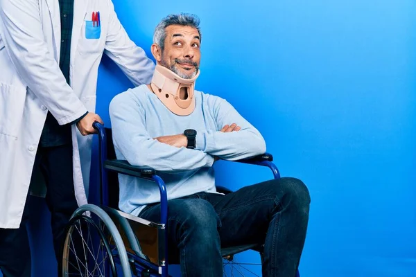 Hombre Guapo Mediana Edad Con Pelo Gris Silla Ruedas Con — Foto de Stock