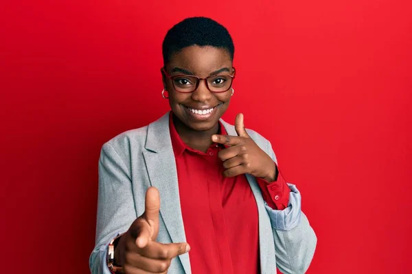 Молодая Африканская Американка Деловой Куртке Очках Указывает Пальцем Камеру Счастливым — стоковое фото