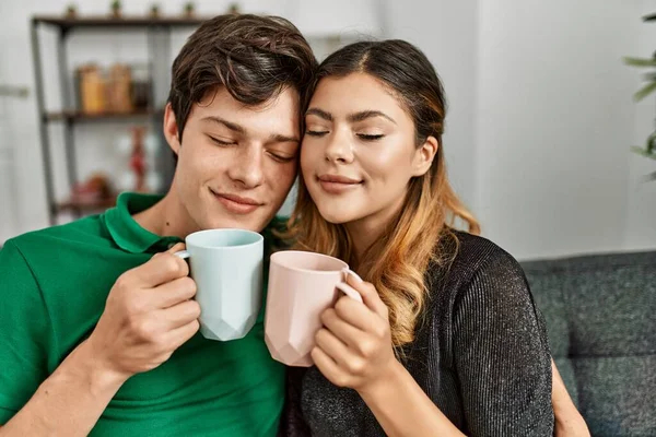 Νεαρό Καυκάσιο Ζευγάρι Χαμογελά Ευτυχισμένη Πίνοντας Φλιτζάνι Καφέ Στο Σπίτι — Φωτογραφία Αρχείου