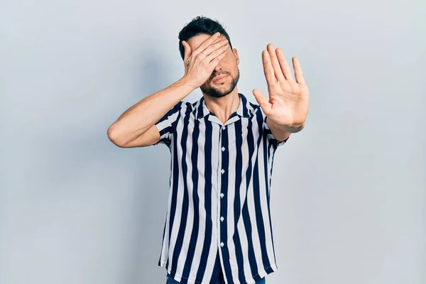 Jeune Homme Hispanique Portant Des Vêtements Décontractés Couvrant Les Yeux — Photo