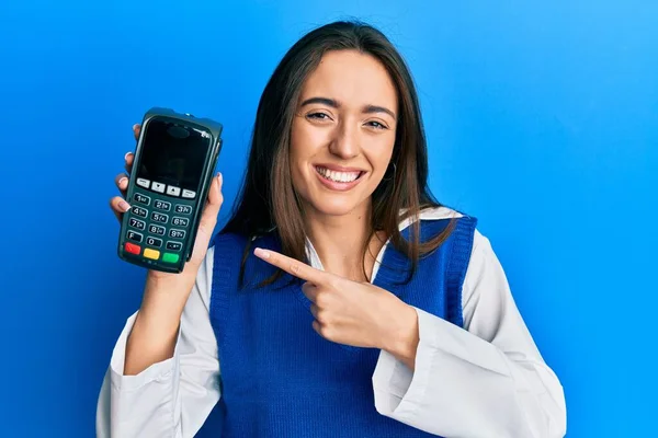 Jong Hispanic Meisje Met Datafoon Glimlachend Gelukkig Wijzend Met Hand — Stockfoto