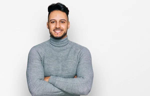 Genç Arap Adam Sıradan Kıyafetler Giyip Kollarını Kavuşturup Kameraya Bakarken — Stok fotoğraf