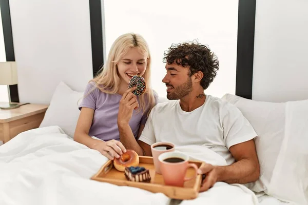 Jovem Casal Bonito Sorrindo Feliz Tomando Café Manhã Cama Casa — Fotografia de Stock