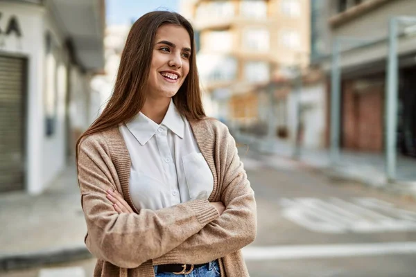 Joven Empresaria Hispana Sonriendo Feliz Pie Ciudad — Foto de Stock