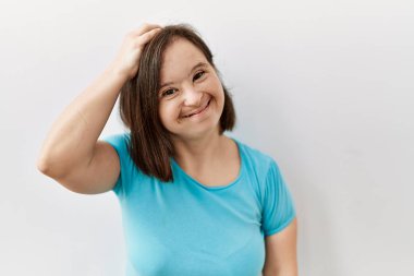 Genç Down sendromlu kadın izole edilmiş arka planda duruyor. Soruyu merak ediyor ve şaşırıyor. Şüpheyle kararsız, kafa kafaya düşünerek. Düşünceli kavram. 