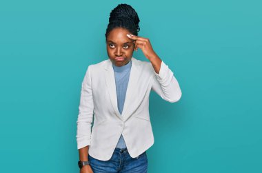 İş kıyafetleri giyen genç Afro-Amerikalı kadın. Alnındaki sorun yüzünden endişeli ve stresli. Kriz için endişeli. 