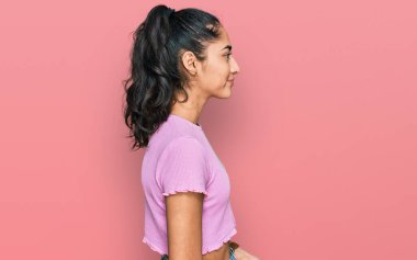 Diş teli takan, günlük kıyafetler giyen, rahat bir görünüm takınan, doğal yüzlü ve kendine güvenen bir gülümseme takınan İspanyol genç kız.. 