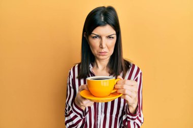 Genç İspanyol kadın bir fincan kahve içiyor. Depresyonda ve üzüntüden ağlıyor. Kızgın ve korkmuş. hüzünlü ifade. 