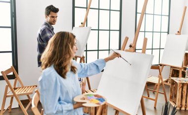 Sanat okulunda resim yapan iki İspanyol öğrenci. Erkek görünüşlü ortak..