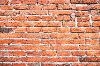 Çatlak kiremitler ve çimentoyla tuğla duvar dokusu. Klasik tuğla duvar yüzey arkaplanı