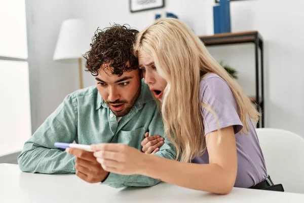 Pareja Joven Sorprendida Mirando Resultados Prueba Embarazo Casa — Foto de Stock