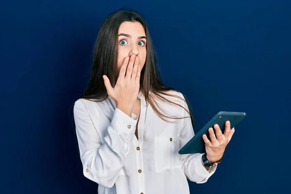 Junge Brünette Teenager Mit Touchpad Gerät Das Mund Mit Der — Stockfoto