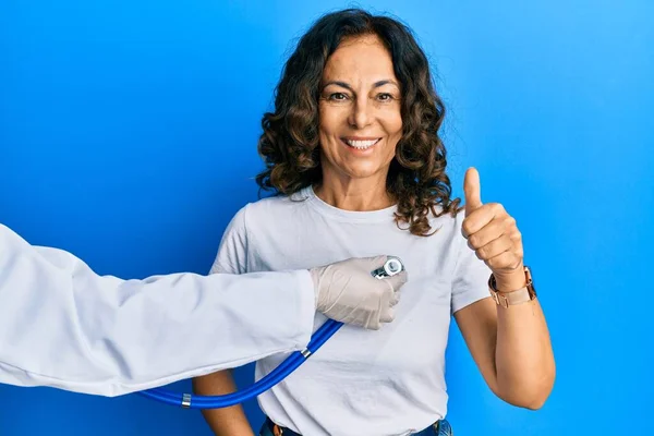 Donna Ispanica Mezza Età Che Viene Auscultata Dal Medico Sorridente — Foto Stock