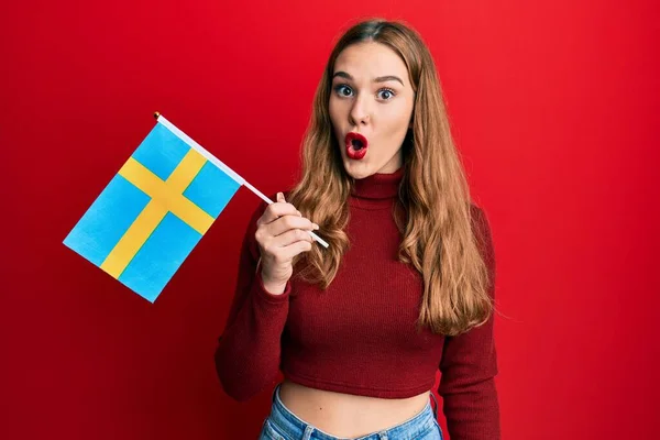 Jonge Blonde Vrouw Met Zweedse Vlag Bang Verbaasd Met Open — Stockfoto
