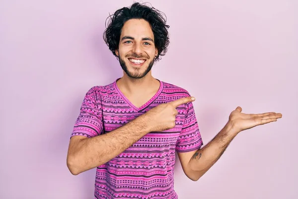 Fešák Hispánec Muž Sobě Ležérní Růžové Tričko Ohromen Usmívá Kamery — Stock fotografie
