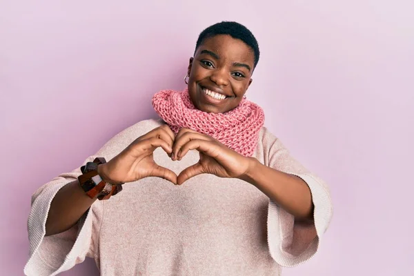 Jovem Afro Americana Vestindo Cachecol Inverno Sorrindo Amor Mostrando Símbolo — Fotografia de Stock
