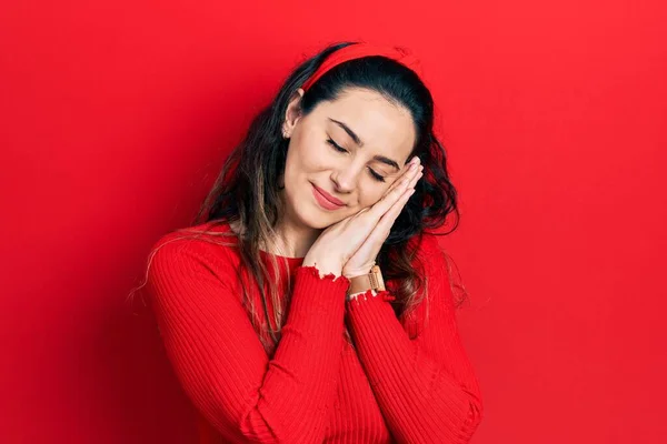 Giovane Donna Ispanica Indossa Abiti Casual Sonno Stanco Sognare Posa — Foto Stock