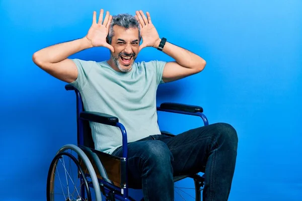 Bonito Homem Meia Idade Com Cabelos Grisalhos Sentado Cadeira Rodas — Fotografia de Stock