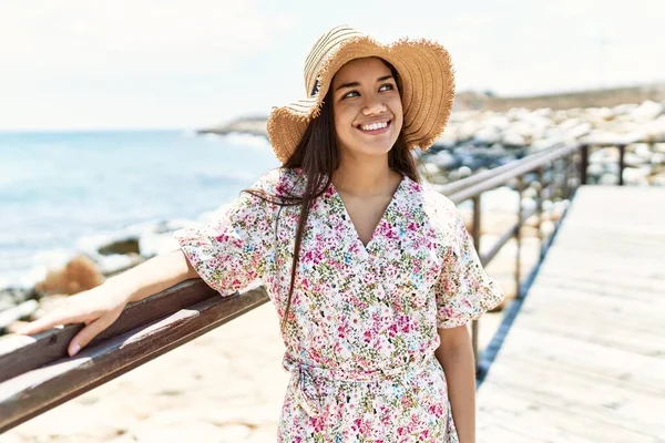 Junges Lateinisches Mädchen Lächelt Glücklich Mit Sommermütze Strand — Stockfoto