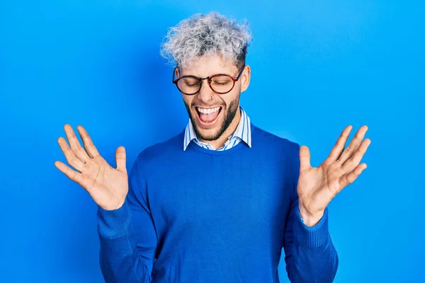 Modern Boyalı Saçlı Süveter Giyen Gözlüklü Genç Spanyol Adam Başarı — Stok fotoğraf