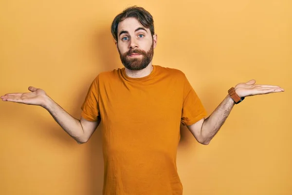 Kaukasischer Mann Mit Bart Lässig Gelbes Shirt Ratlos Und Verwirrt — Stockfoto