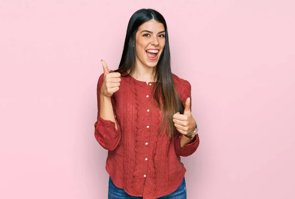 Jonge Latijns Amerikaanse Vrouw Draagt Casual Kleding Succes Teken Doen — Stockfoto