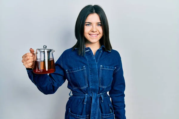 Genç Esmer Kadın Geleneksel Çay Demliği Giyiyor Pozitif Mutlu Görünüyor — Stok fotoğraf