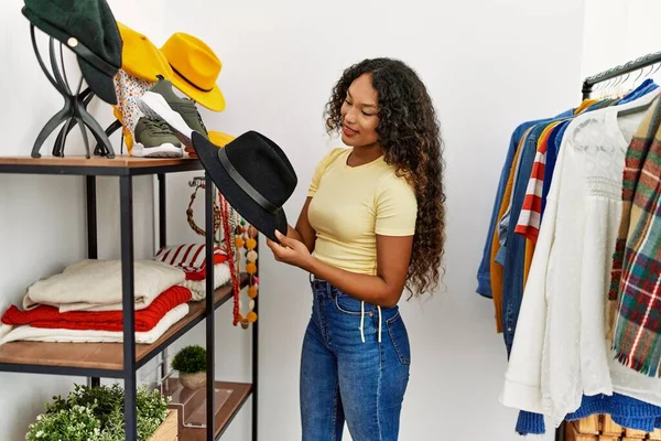 Молодая Латинская Клиентка Улыбается Счастливо Выбирая Шляпу Магазине Одежды — стоковое фото
