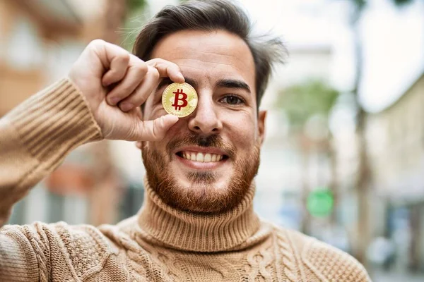 Jeune Homme Caucasien Souriant Heureux Tenant Bitcoin Dessus Des Yeux — Photo