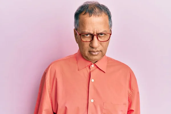 Homem Indiano Meia Idade Vestindo Roupas Casuais Óculos Céticos Nervosos — Fotografia de Stock