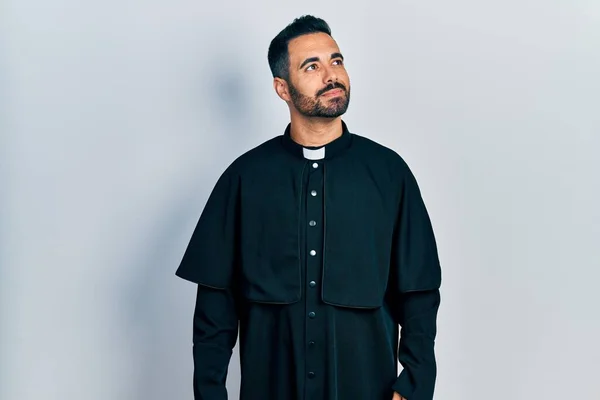 Hombre Hispano Guapo Con Barba Vistiendo Bata Sacerdote Católico Sonriendo —  Fotos de Stock