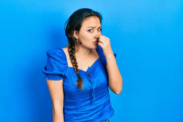 Молодая Латиноамериканка Обычной Одежде Пахнущая Вонючим Отвратительным Невыносимым Запахом Затаив — стоковое фото