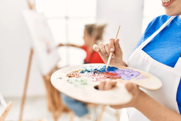 Duas Mulheres Estudante Artista Sorrindo Pintura Feliz Escola Arte — Fotografia de Stock